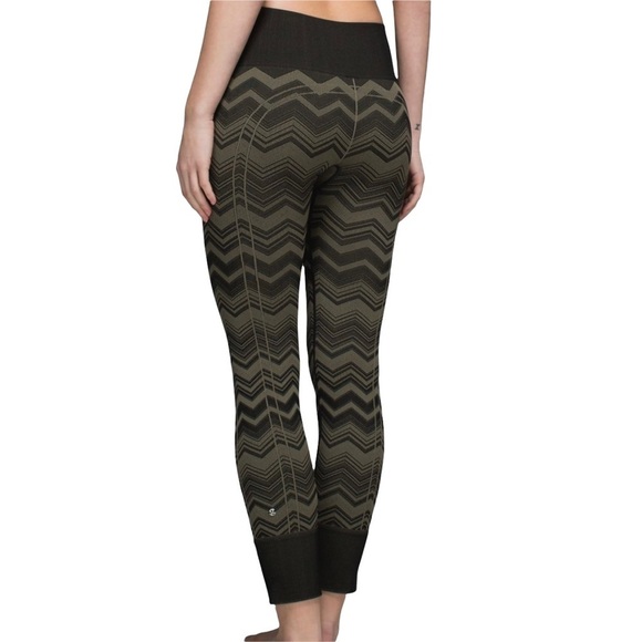 LULULEMON Ebb To Street 26" Leggings in Heathered Fatigue Chevron Green - Picture 2 of 10